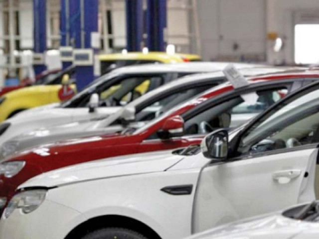 the govt maintained the tax rate on motor cars with engine capacity exceeding 2 500cc at rs300 000 photo file the govt maintained the tax rate on motor cars with engine capacity exceeding 2 500cc at rs300 000 photo file