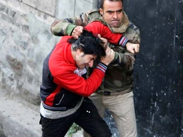 an indian police scuffles with a kashimiri youth after the firefight in srinagar on october 17 2018 photo afp an indian police scuffles with a kashimiri youth after the firefight in srinagar on october 17 2018 photo afp