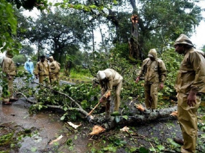 indian man carries body of deceased daughter eight kilometres for autopsy
