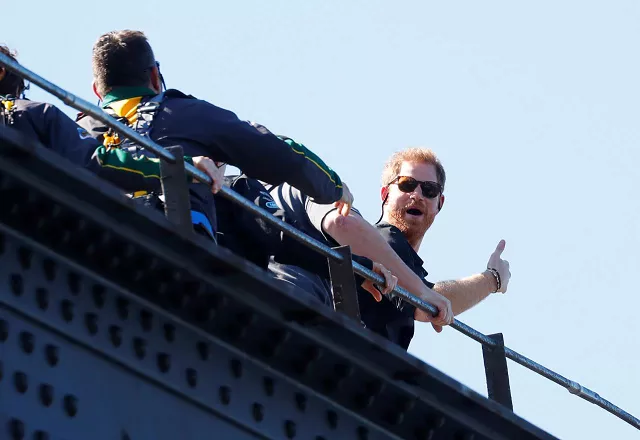britain 039 s prince harry gives a thumbs up as he climbs the sydney harbour bridge in sydney australia october 19 2018 photo reuters britain 039 s prince harry gives a thumbs up as he climbs the sydney harbour bridge in sydney australia october 19 2018 photo reuters