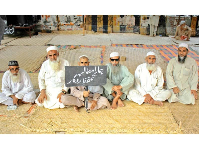 dock workers fight for their rights outside the karachi press club against the port qasim authority and a chinese cargo handling company photo athar khan express