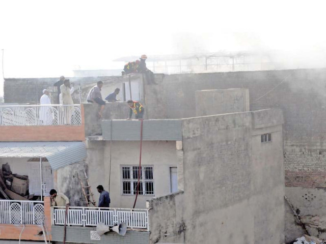 rescue workers climb rooftops for firefighting operation photo express rescue workers climb rooftops for firefighting operation photo express