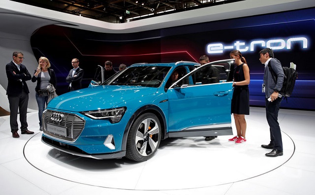 people inspect the audi e tron 5s quattro during the first press day at the paris auto show paris france october 2 2018 photo reuters