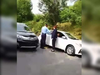 watch woman abusing threatening islamabad cops arrested watch woman abusing threatening islamabad cops arrested