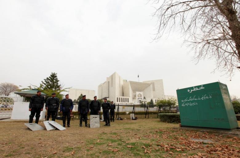 policemen stand guard outside the supreme court building in islamabad january 17 2013 photo reuters
