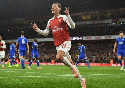 aubameyang ozil star as arsenal rout leicester
