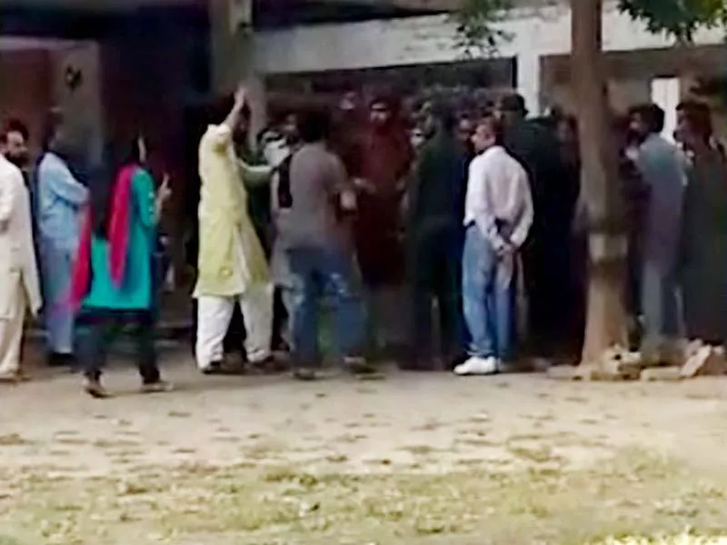ijt members slap a man for accompanying his wife at punjab university campus screengrab ijt members slap a man for accompanying his wife at punjab university campus screengrab