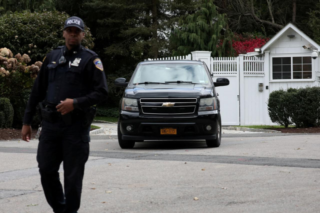 law enforcement stands outside the gatehouse of bill and hillary clinton 039 s house in chappaqua new york us photo reuters
