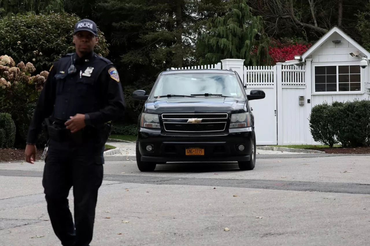 law enforcement stands outside the gatehouse of bill and hillary clinton 039 s house in chappaqua new york us photo reuters law enforcement stands outside the gatehouse of bill and hillary clinton 039 s house in chappaqua new york us photo reuters