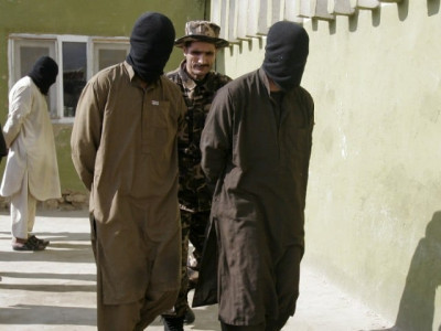 pakistan releases two senior afghan taliban commanders say sources