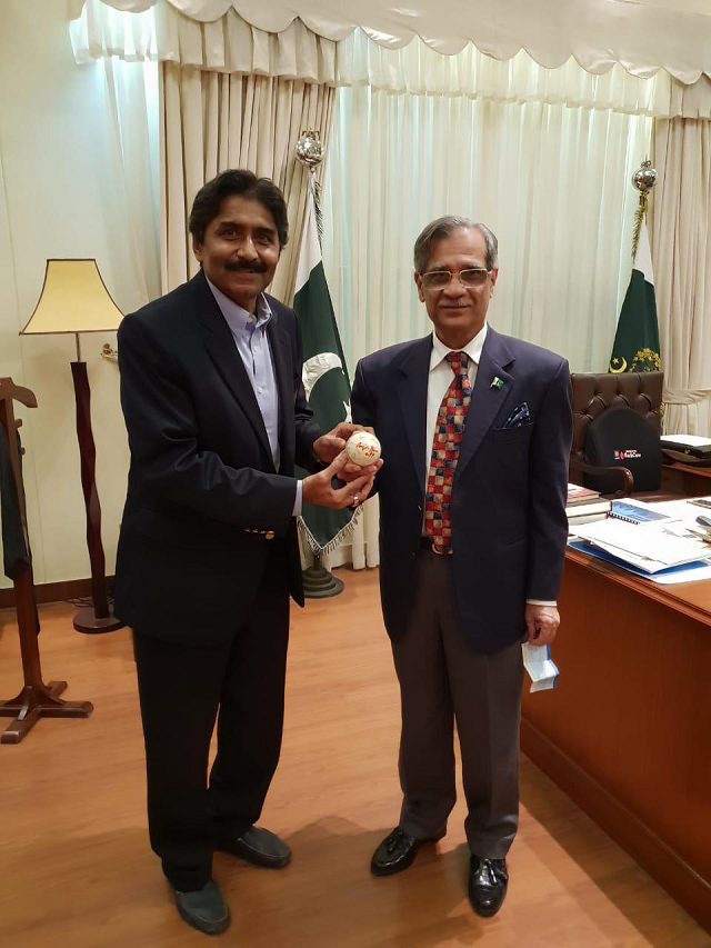 miandad met justice nisar at the supreme court karachi registry on saturday where he offered the sports memorabilia to the top judge for the diamer bhasha and mohmand dam fund photo express