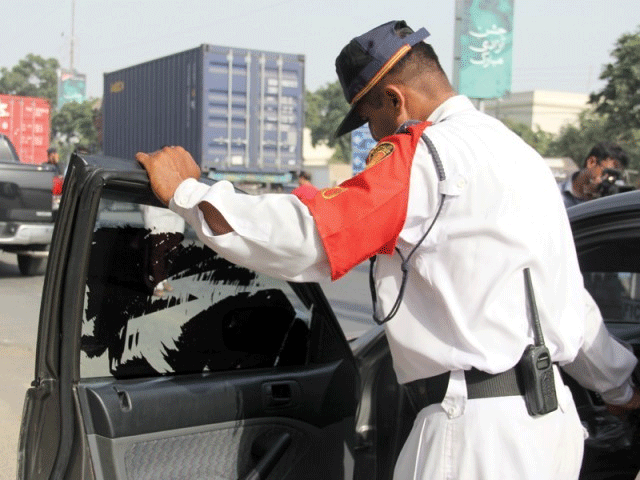 saudi consulate vehicle sans number plate fined by sub inspector