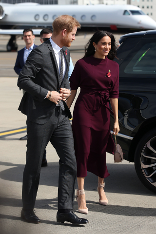 britain 039 s prince harry and his wife meghan duchess of sussex arrive at the airport in sydney on october 28 2018 to depart for new zealand photo afp britain 039 s prince harry and his wife meghan duchess of sussex arrive at the airport in sydney on october 28 2018 to depart for new zealand photo afp
