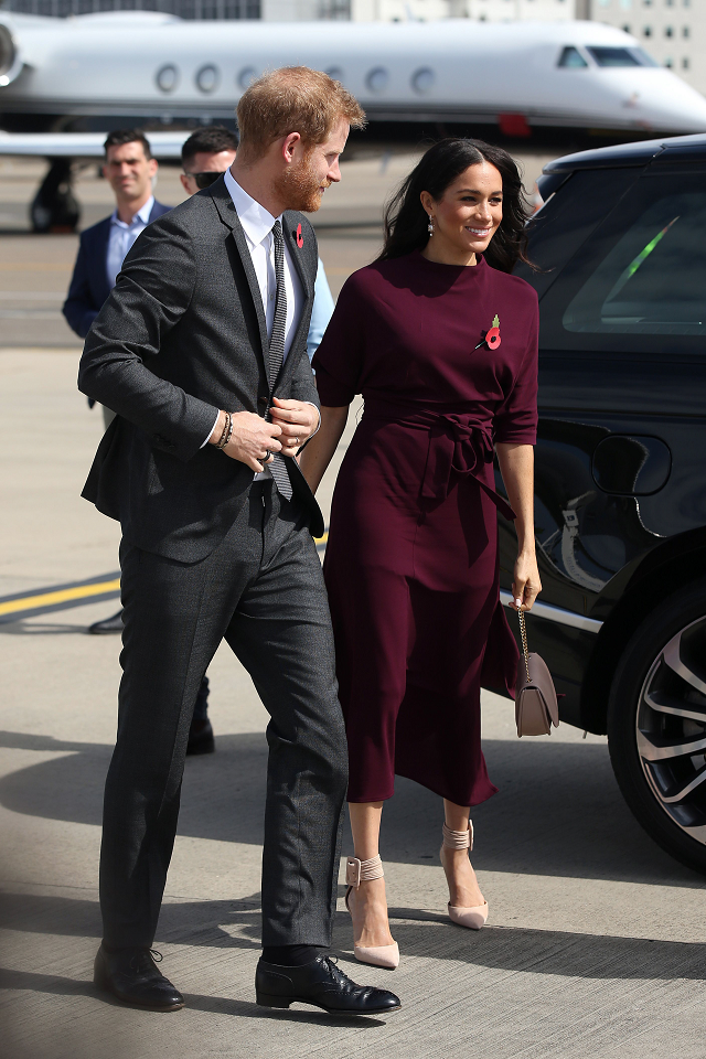 britain 039 s prince harry and his wife meghan duchess of sussex arrive at the airport in sydney on october 28 2018 to depart for new zealand photo afp