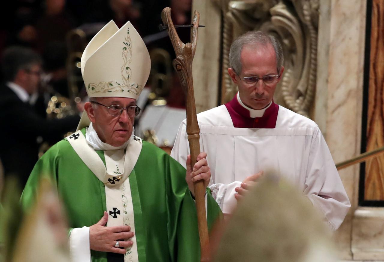 pope francis celebrates a closing mass at the end of the synod of bishops at the vatican photo reuters