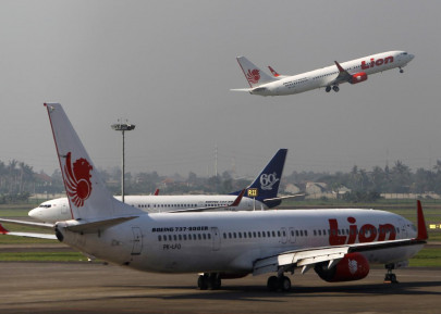 indonesian lion air plane crashes into sea with 189 passengers crew