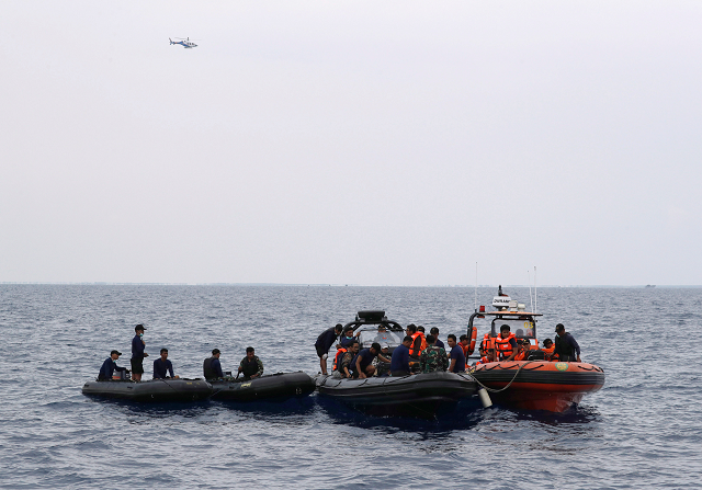 rescue team members prepare to dive at the location where lion air flight jt610 crashed into the sea in the north coast of karawang regency west java province indonesia photo reuters