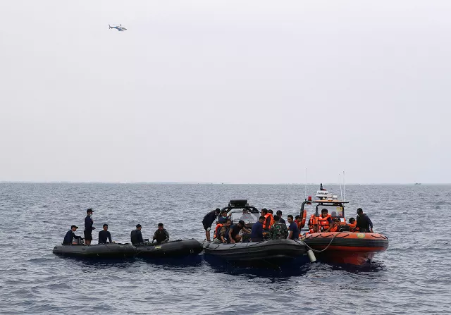 rescue team members prepare to dive at the location where lion air flight jt610 crashed into the sea in the north coast of karawang regency west java province indonesia photo reuters rescue team members prepare to dive at the location where lion air flight jt610 crashed into the sea in the north coast of karawang regency west java province indonesia photo reuters