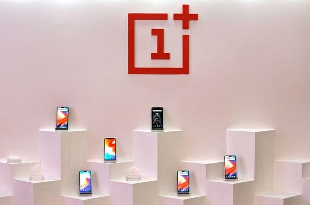 people look at a oneplus 6t during a launch event for the new oneplus 6t in the manhattan borough of new york new york us october 29 2018 photo reuters people look at a oneplus 6t during a launch event for the new oneplus 6t in the manhattan borough of new york new york us october 29 2018 photo reuters