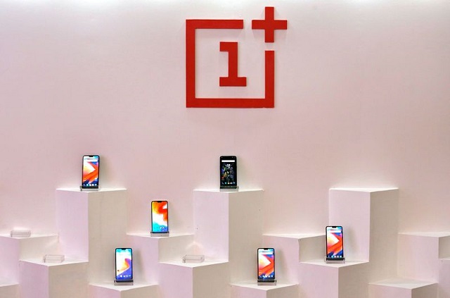 people look at a oneplus 6t during a launch event for the new oneplus 6t in the manhattan borough of new york new york us october 29 2018 photo reuters