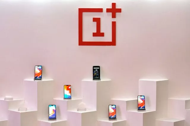 people look at a oneplus 6t during a launch event for the new oneplus 6t in the manhattan borough of new york new york us october 29 2018 photo reuters people look at a oneplus 6t during a launch event for the new oneplus 6t in the manhattan borough of new york new york us october 29 2018 photo reuters