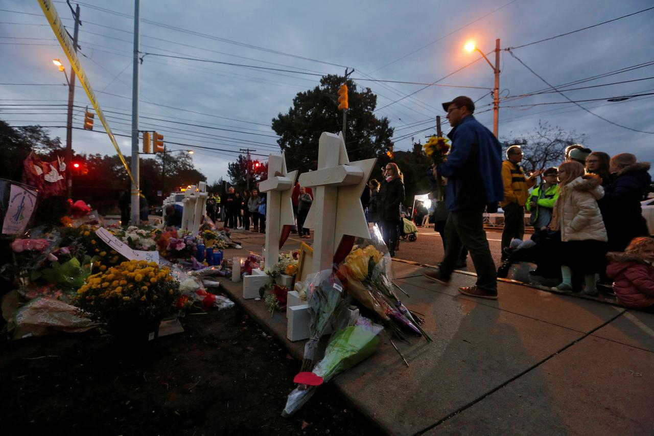 people pay their respects at a makeshift memorial outside the tree of life synagogue following saturday 039 s shooting at the synagogue in pittsburgh pennsylvania us photo reuters