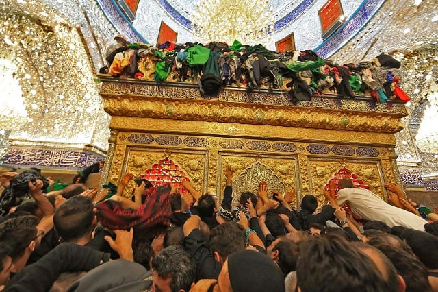 shiite muslim pilgrims gather at the shrine of saint al abbas in the central iraqi holy city of karbala on october 30 2018 during the arbaeen religious festival which marks the 40th day after ashura commemorating the seventh century killing of the prophet mohammed pbuh grandson imam hussein photo afp