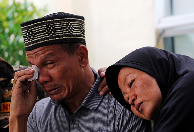 a couple who lost their son during the lion air flight jt610 crash comfort each other at a police hospital in jakarta indonesia october 31 2018 photo reuters