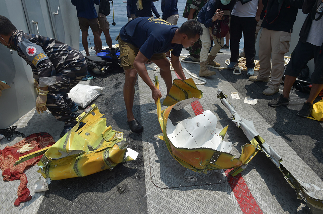 indonesian navy divers swim to an the assigned point during search operations for the ill fated lion air flight jt 610 at sea north of karawang on november 1 2018 photo afp indonesian navy divers swim to an the assigned point during search operations for the ill fated lion air flight jt 610 at sea north of karawang on november 1 2018 photo afp