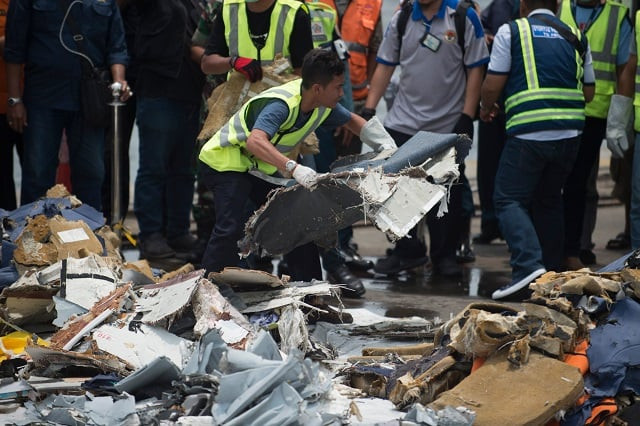 officials transfer recovered debris from the ill fated lion air flight jt 610 for further examination by indonesia 039 s national transportation safety committee at a port in jakarta on november 2 2018 photo afp officials transfer recovered debris from the ill fated lion air flight jt 610 for further examination by indonesia 039 s national transportation safety committee at a port in jakarta on november 2 2018 photo afp