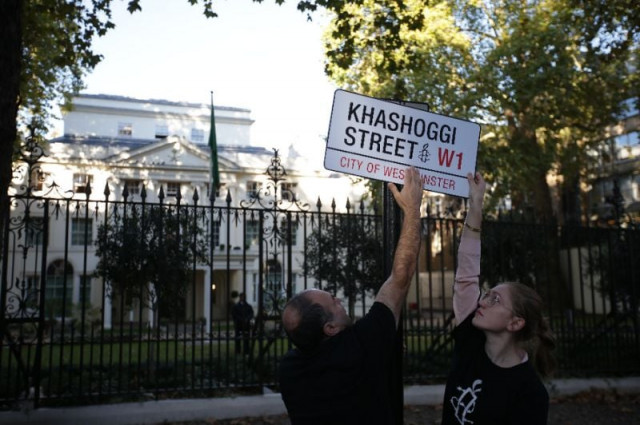 amnesty international activists put up a mock street sign outside the saudi embassy in london to mark one month since journalist jamal khashoggi was killed in riyadh 039 s consulate in istanbul photo afp amnesty international activists put up a mock street sign outside the saudi embassy in london to mark one month since journalist jamal khashoggi was killed in riyadh 039 s consulate in istanbul photo afp