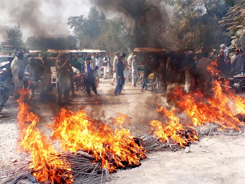 people protest against load shedding by blocking miryan road and burning tree branches in bannu photo online