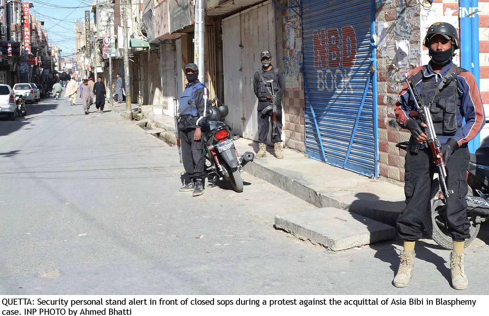 security officials stand alert outside closed shops in quetta photo inp security officials stand alert outside closed shops in quetta photo inp