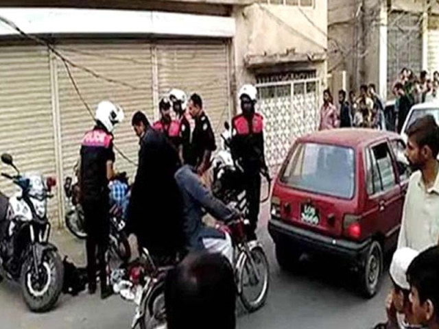 the knife wielding lahore resident then attacked one of the police officers causing injuries to him screen grab express the knife wielding lahore resident then attacked one of the police officers causing injuries to him screen grab express