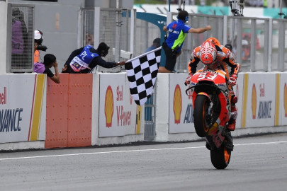 malaysian motogp marquez wins rossi crashes out of lead malaysian motogp marquez wins rossi crashes out of lead