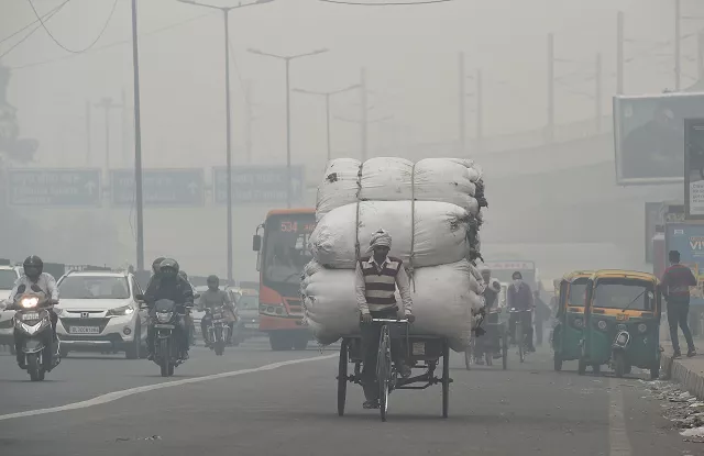 an indian man r with his face covered walks amid heavy smog along a street in new delhi on november 5 2018 photo afp an indian man r with his face covered walks amid heavy smog along a street in new delhi on november 5 2018 photo afp