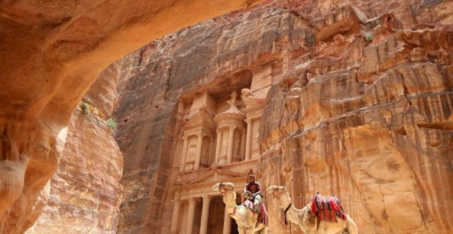 nearly 4 000 tourists have fled jordan 039 s famed ancient desert city of petra as flash floods killed 11 people in the south of the kingdom photo afp