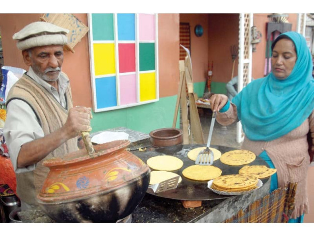 a couple makes sarsoon ka saag and makai ki roti at punjab pavilion in lok mela photo express a couple makes sarsoon ka saag and makai ki roti at punjab pavilion in lok mela photo express
