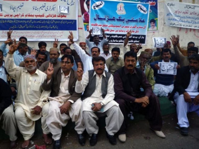 teachers start long march from larkana to karachi