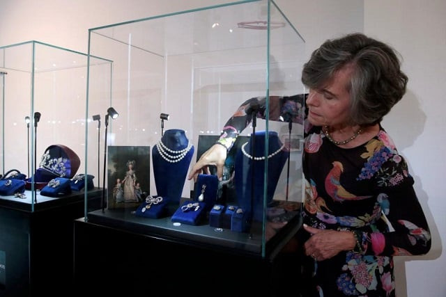 a member of sotheby 039 s staff reaches for a pearl and diamond pendant once belonging to queen marie antoinette of france on display at sotheby 039 s in dubai uae october 9 2018 reuters christopher pike a member of sotheby 039 s staff reaches for a pearl and diamond pendant once belonging to queen marie antoinette of france on display at sotheby 039 s in dubai uae october 9 2018 reuters christopher pike