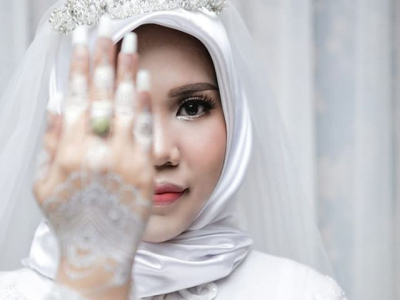 lion air crash victim s fiancee poses for wedding shoot alone