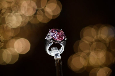 incomparable 50 mn pink diamond smashes record at geneva auction