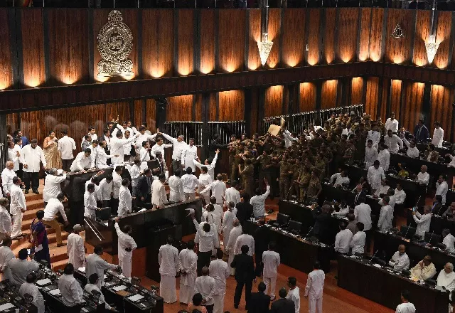 sri lankan police r gather to escort parliament speaker karu jayasuriya in the assembly hall as rival legislators l occupy the speaker 039 s seat in colombo on november 16 2018 photo afp sri lankan police r gather to escort parliament speaker karu jayasuriya in the assembly hall as rival legislators l occupy the speaker 039 s seat in colombo on november 16 2018 photo afp