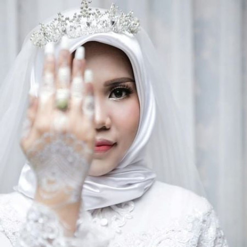 a wedding photo of the bride of a lion air flight jt610 victim who carried on the celebration despite the absence of the groom in bangka photo reuters a wedding photo of the bride of a lion air flight jt610 victim who carried on the celebration despite the absence of the groom in bangka photo reuters