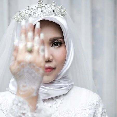 a wedding photo of the bride of a lion air flight jt610 victim who carried on the celebration despite the absence of the groom in bangka photo reuters