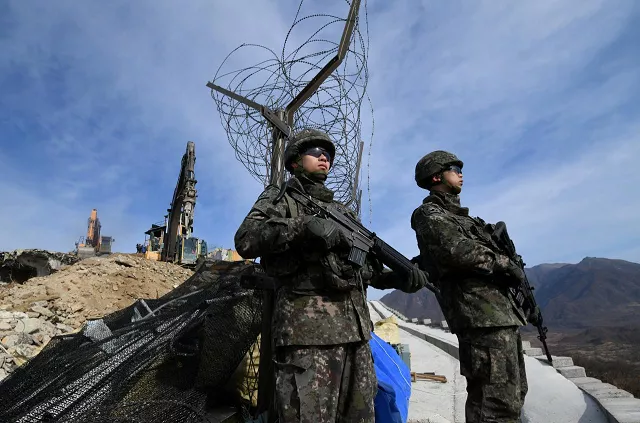 south korean soldiers stand guard as construction equipment destroy a guard post in the demilitarized zone dividing the two koreas in cheorwon on november 15 2018 photo reuters south korean soldiers stand guard as construction equipment destroy a guard post in the demilitarized zone dividing the two koreas in cheorwon on november 15 2018 photo reuters