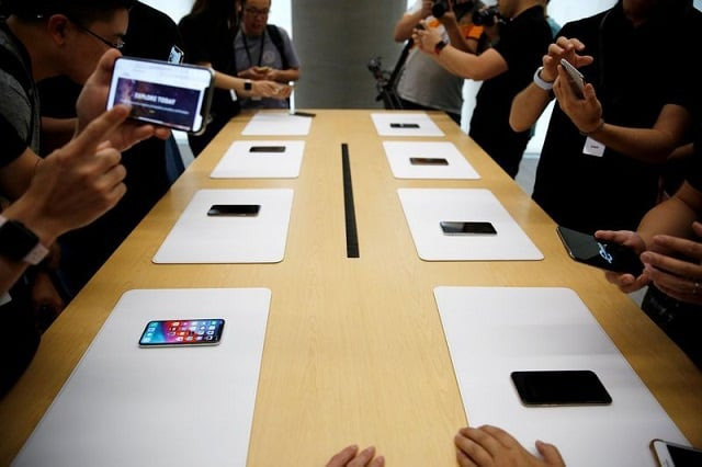 people handle the new apple iphone xs and iphone xs max during a media tour at an apple office in shanghai china september 21 2018 photo reuters people handle the new apple iphone xs and iphone xs max during a media tour at an apple office in shanghai china september 21 2018 photo reuters