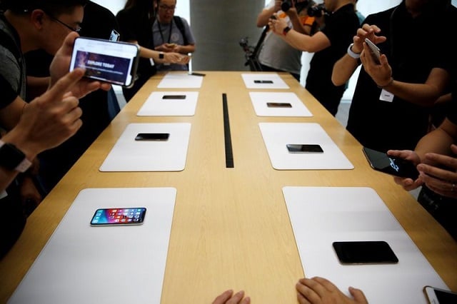 people handle the new apple iphone xs and iphone xs max during a media tour at an apple office in shanghai china september 21 2018 photo reuters