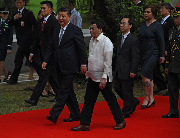 china 039 s president xi jinping centre l and philippines 039 president rodrigo duterte c walk to their bilateral meeting photo afp