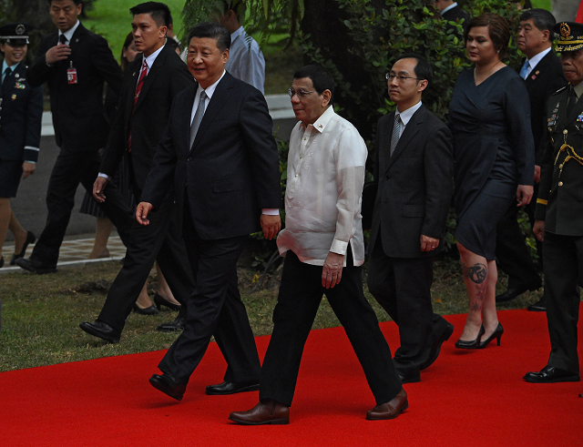 china 039 s president xi jinping centre l and philippines 039 president rodrigo duterte c walk to their bilateral meeting photo afp